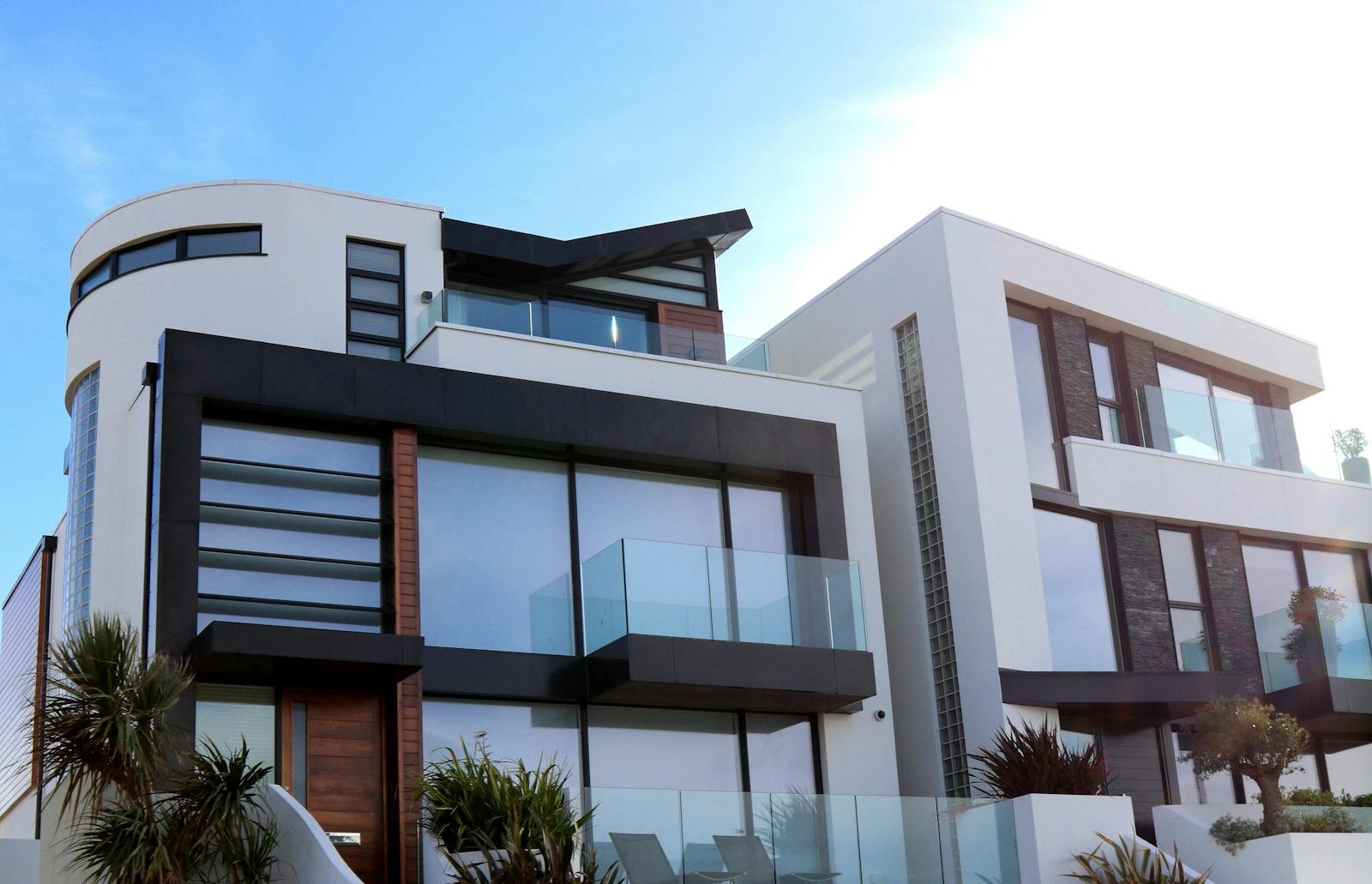 Sobre Reformas JM Portugalete Contemporary luxury home with glass balconies in Poole, UK, showcasing modern architectural design.