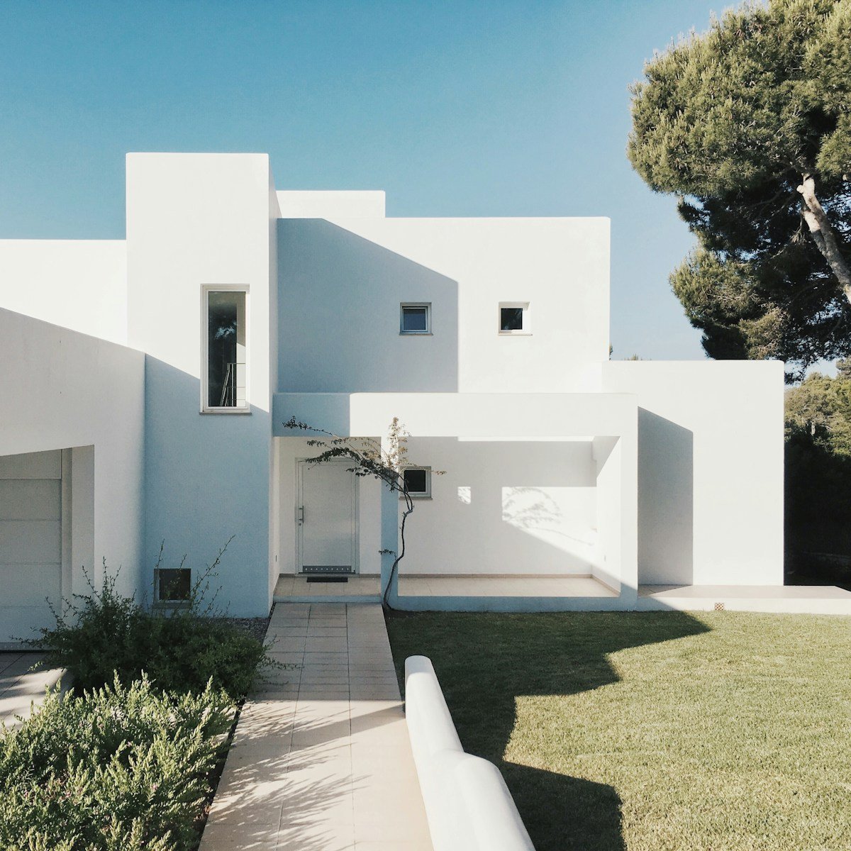 Reformas JM Portugalete white concrete house near green tree during daytime